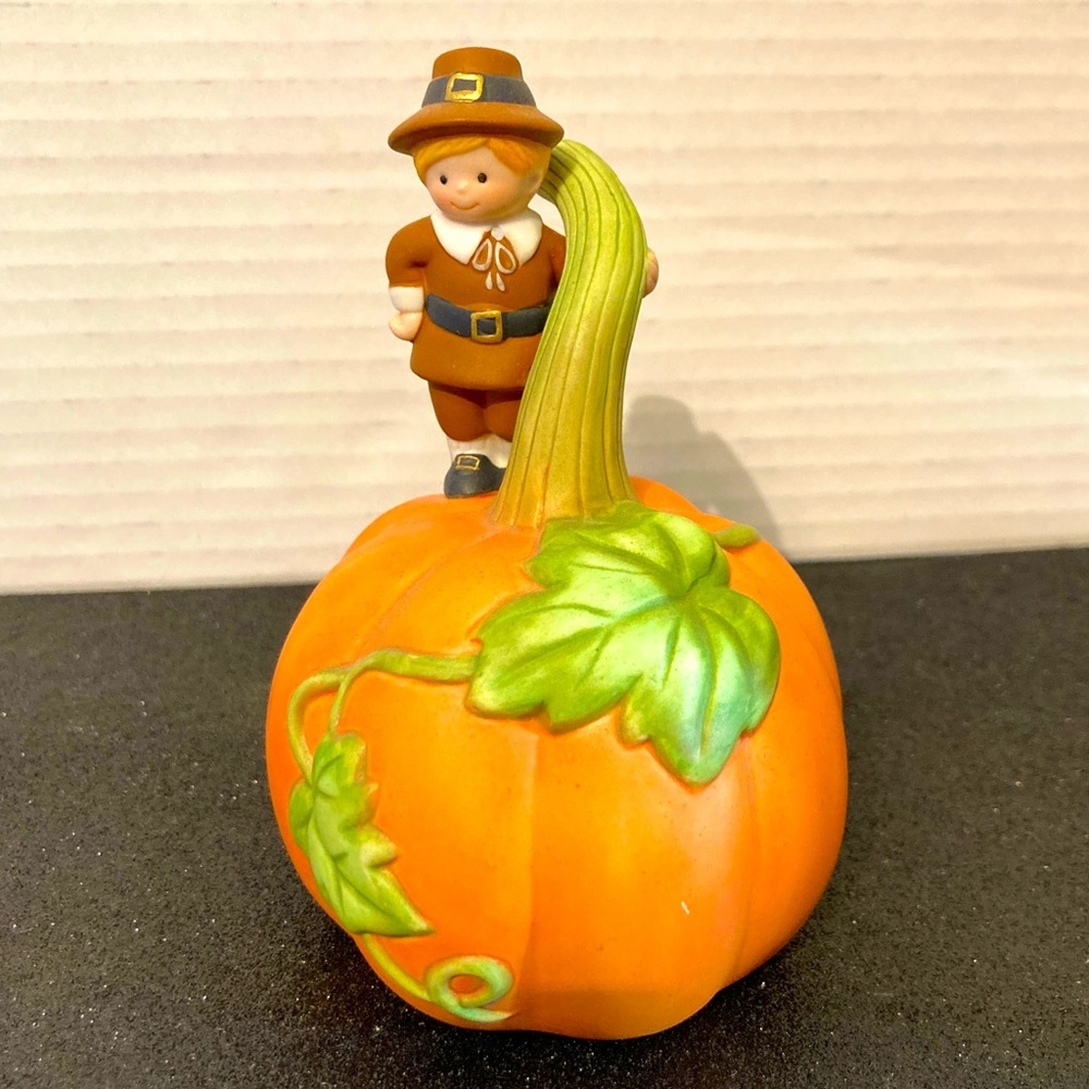 Vintage Avon Thanksgiving bell pilgrim boy on pumpkin 1990 Autumn Holiday Fall